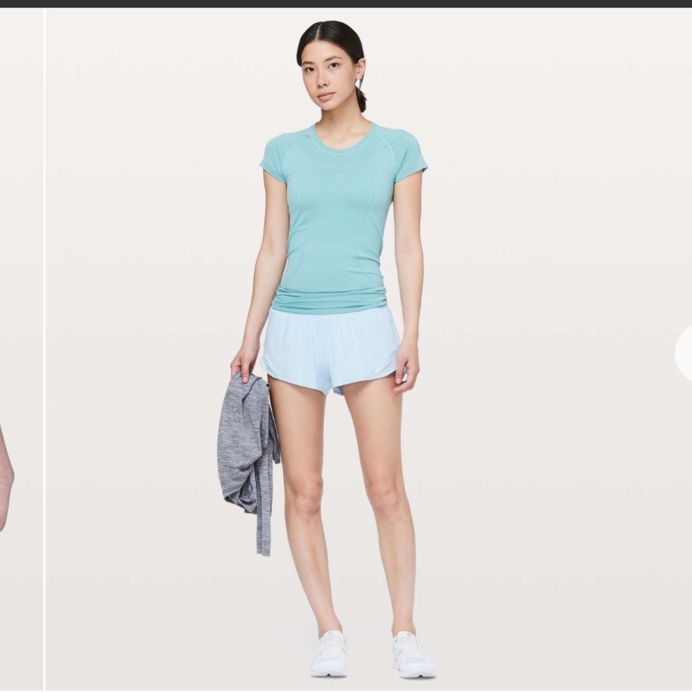 • Lululemon • Women’s Hotty Hot Short II *2.5"
Windmill Light Blue 4